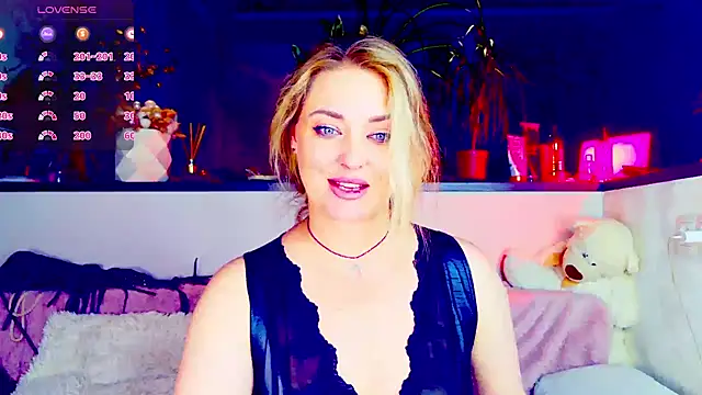 Snapshot of _JuliaSpace_ chatting on 06-27-26, 06:47 JuliaSpace online show from 06-27-26, 06:47