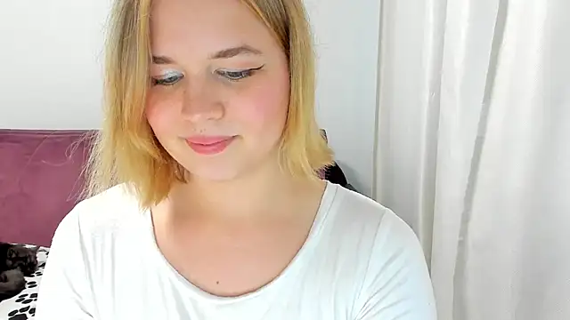 Snapshot of AlicePopsy chatting on 07-15-26, 04:36 AlicePopsy online show from 07-15-26, 04:36