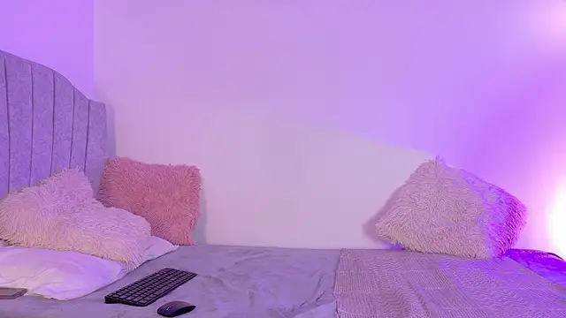 Snapshot of Megannklein chatting on 02-17-26, 03:37 Megannklein online show from 02-17-26, 03:37