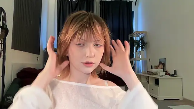 Snapshot of electric_babe chatting on 10-17-25, 11:01 electric babe online show from 10-17-25, 11:01