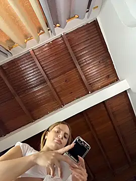 Snapshot of emiss_ chatting on 04-28-26, 04:33 emiss online show from 04-28-26, 04:33