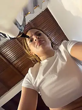 Snapshot of emiss_ chatting on 05-15-26, 03:21 emiss online show from 05-15-26, 03:21