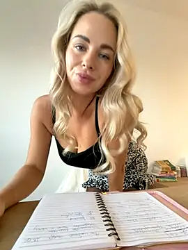 Snapshot of streetdoll chatting on 10-11-25, 06:47 streetdoll online show from 10-11-25, 06:47