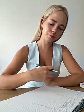 Snapshot of streetdoll chatting on 09-19-25, 07:45 streetdoll online show from 09-19-25, 07:45