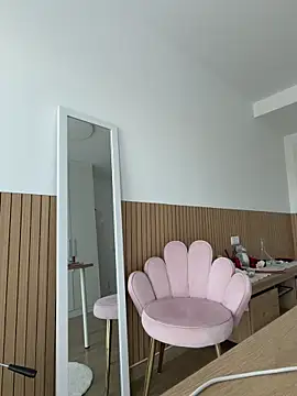 streetdoll online show from 04-12-26, 07:00