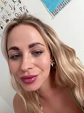 Snapshot of streetdoll chatting on 02-24-25, 04:15 streetdoll online show from 02-24-25, 04:15