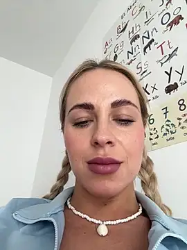 Snapshot of streetdoll chatting on 03-20-25, 10:54 streetdoll online show from 03-20-25, 10:54