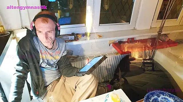 Snapshot of BongChannel chatting on 03-18-25, 12:08 BongChannel online show from 03-18-25, 12:08