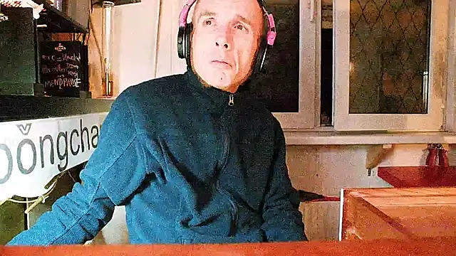 Snapshot of BongChannel chatting on 01-26-25, 12:37 BongChannel online show from 01-26-25, 12:37