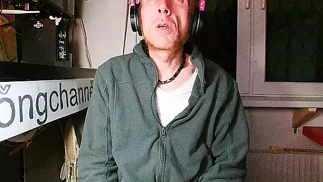 Snapshot of BongChannel chatting on 01-24-25, 04:27 BongChannel online show from 01-24-25, 04:27