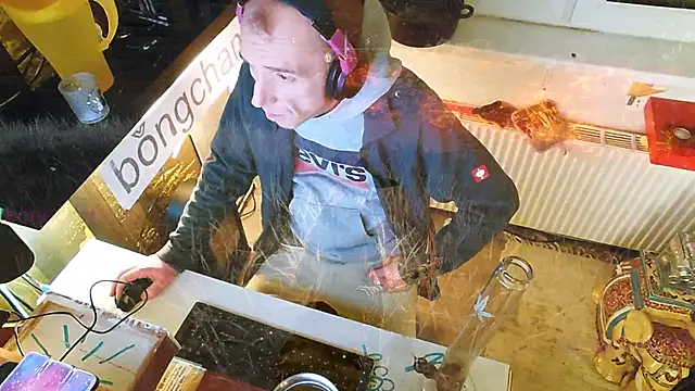 Snapshot of BongChannel chatting on 02-01-25, 10:23 BongChannel online show from 02-01-25, 10:23