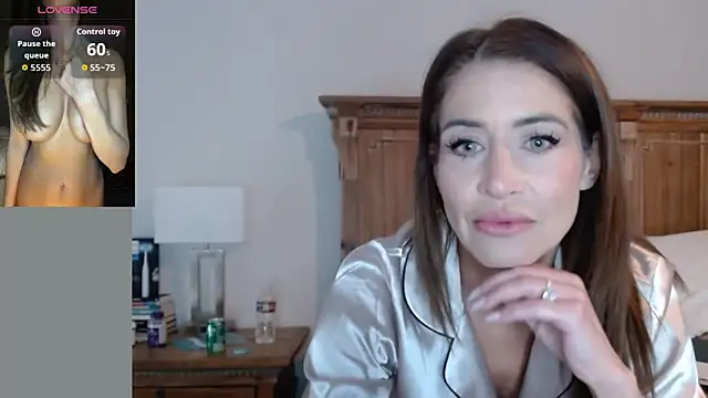 Snapshot of Noellesmfc chatting on 10-22-25, 02:49 Noellesmfc online show from 10-22-25, 02:49