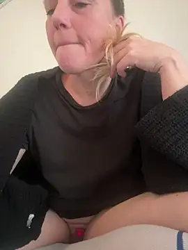 Snapshot of MoniqueLaFee chatting on 02-25-26, 07:41 MoniqueLaFee online show from 02-25-26, 07:41