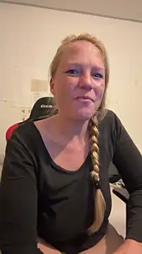 Snapshot of MoniqueLaFee chatting on 07-27-26, 02:40 MoniqueLaFee online show from 07-27-26, 02:40