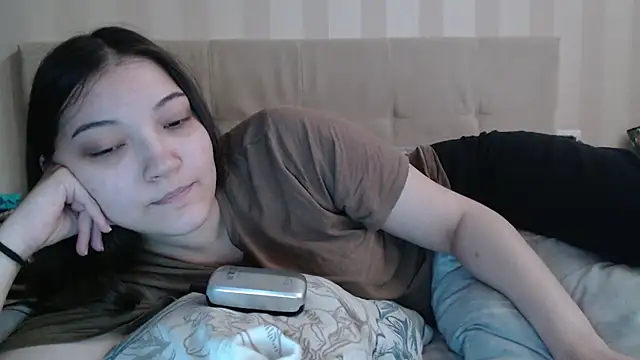 Snapshot of AlisaDevis chatting on 05-16-26, 07:18 AlisaDevis online show from 05-16-26, 07:18