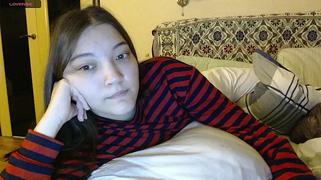 Snapshot of AlisaDevis chatting on 10-19-25, 03:04 AlisaDevis online show from 10-19-25, 03:04