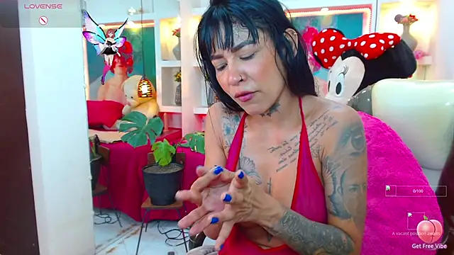 lorenapinto online show from 10-27-25, 01:06