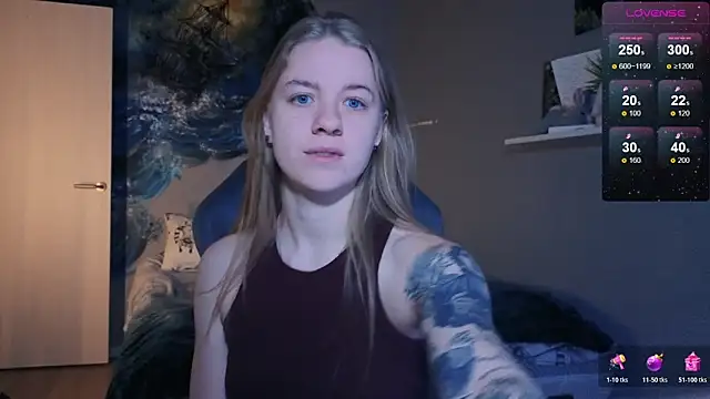 Snapshot of candy_maggie chatting on 11-26-25, 01:33 candy maggie online show from 11-26-25, 01:33