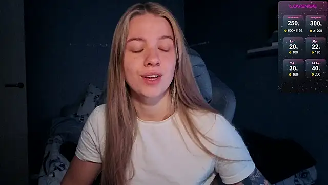 Snapshot of candy_maggie chatting on 10-13-25, 05:47 candy maggie online show from 10-13-25, 05:47