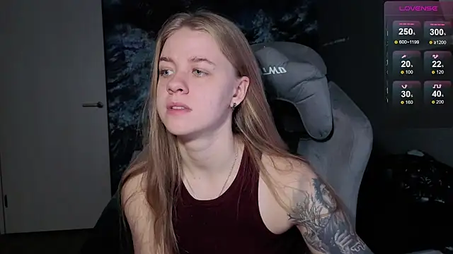 Snapshot of candy_maggie chatting on 12-18-25, 05:17 candy maggie online show from 12-18-25, 05:17