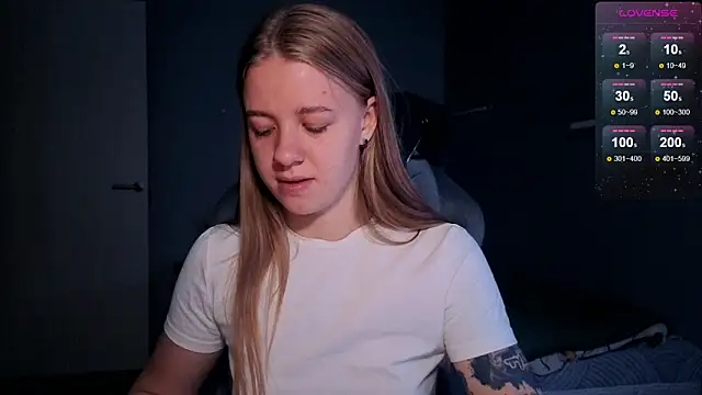 Snapshot of candy_maggie chatting on 10-08-25, 04:40 candy maggie online show from 10-08-25, 04:40