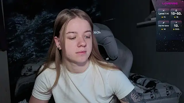 Snapshot of candy_maggie chatting on 12-17-25, 01:16 candy maggie online show from 12-17-25, 01:16