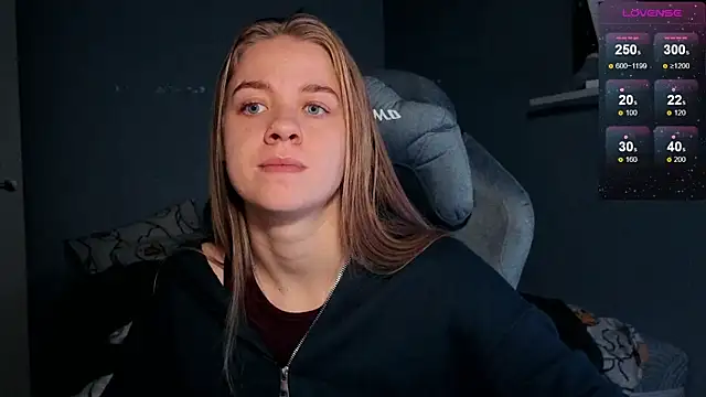 Snapshot of candy_maggie chatting on 10-31-25, 06:04 candy maggie online show from 10-31-25, 06:04