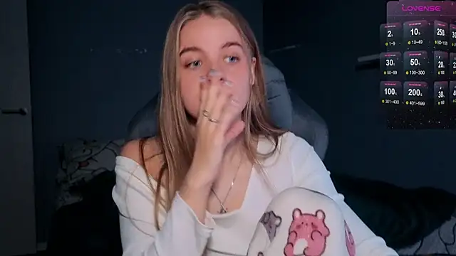 Snapshot of candy_maggie chatting on 10-26-25, 06:19 candy maggie online show from 10-26-25, 06:19