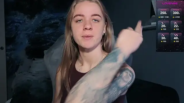 Snapshot of candy_maggie chatting on 11-29-25, 06:19 candy maggie online show from 11-29-25, 06:19