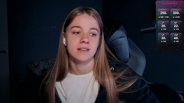 Snapshot of candy_maggie chatting on 10-30-25, 05:43 candy maggie online show from 10-30-25, 05:43