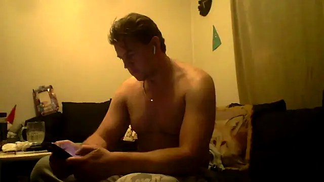 Snapshot of Teddan82 chatting on 02-02-25, 04:15 Teddan82 online show from 02-02-25, 04:15