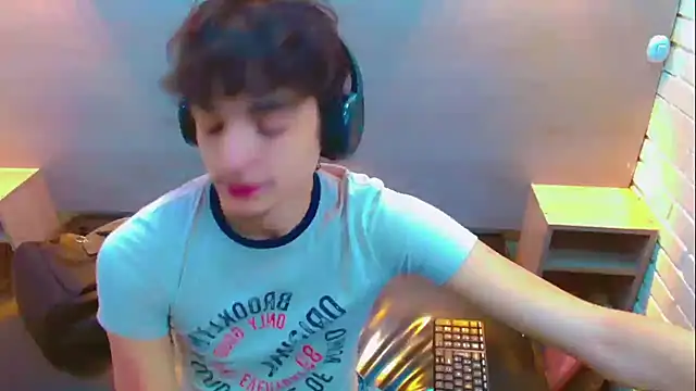 Sr BonnyEthan online show from 12-18-25, 01:48