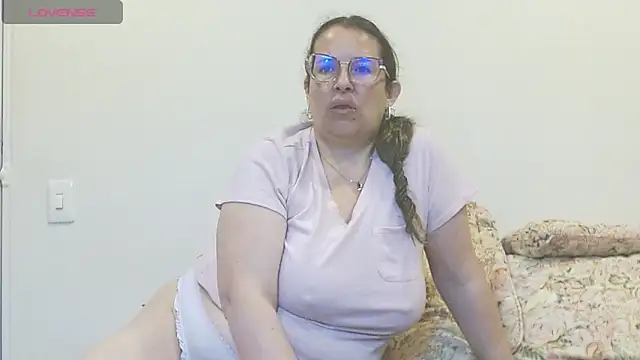 Snapshot of honeyhot_paty chatting on 05-17-26, 03:50 honeyhot paty online show from 05-17-26, 03:50