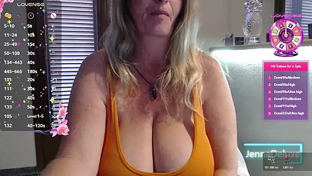 Snapshot of JennaDeluxe chatting on 05-12-26, 05:48 JennaDeluxe online show from 05-12-26, 05:48