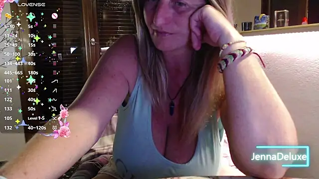 Snapshot of JennaDeluxe chatting on 05-28-26, 07:53 JennaDeluxe online show from 05-28-26, 07:53