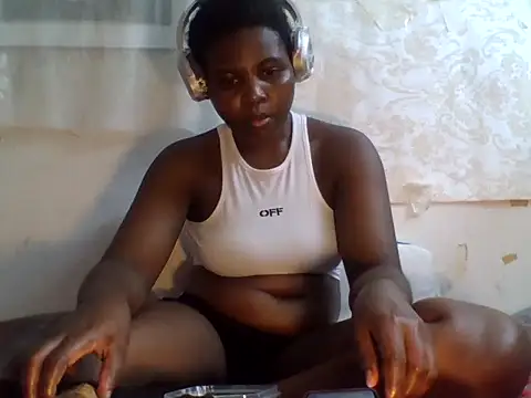 queenzuena online show from 07-14-26, 09:43