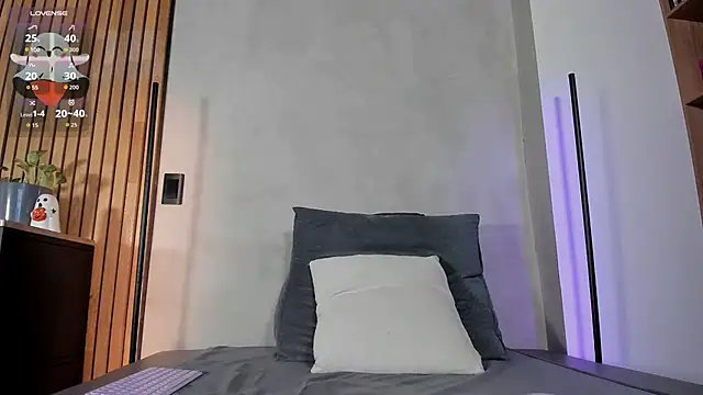 Snapshot of honeyhot69__ chatting on 10-19-25, 11:24 honeyhot69   online show from 10-19-25, 11:24