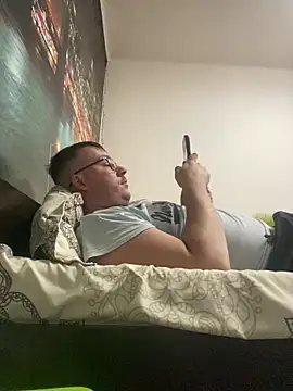 Snapshot of ionut9879 chatting on 12-19-25, 12:18 ionut9879 online show from 12-19-25, 12:18