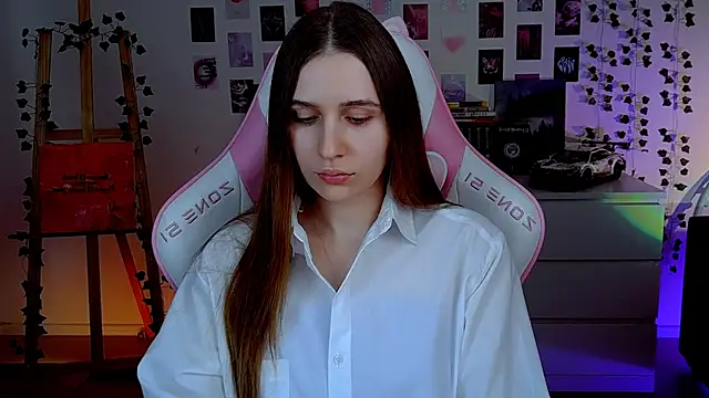 Snapshot of AliceCharmy chatting on 09-18-25, 04:43 AliceCharmy online show from 09-18-25, 04:43