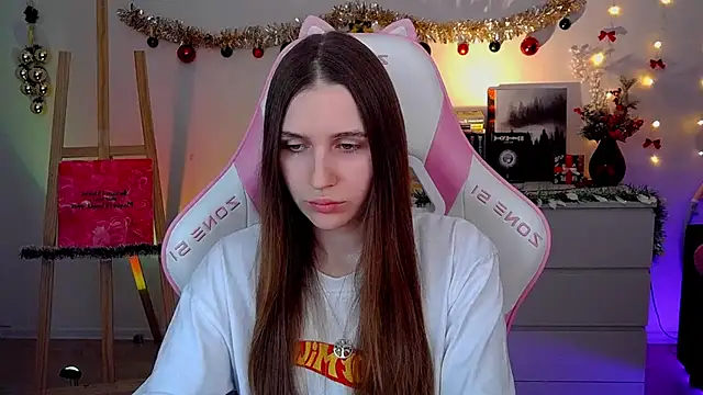 Snapshot of AliceCharmy chatting on 12-21-25, 10:50 AliceCharmy online show from 12-21-25, 10:50