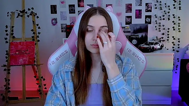 Snapshot of AliceCharmy chatting on 10-13-25, 06:15 AliceCharmy online show from 10-13-25, 06:15