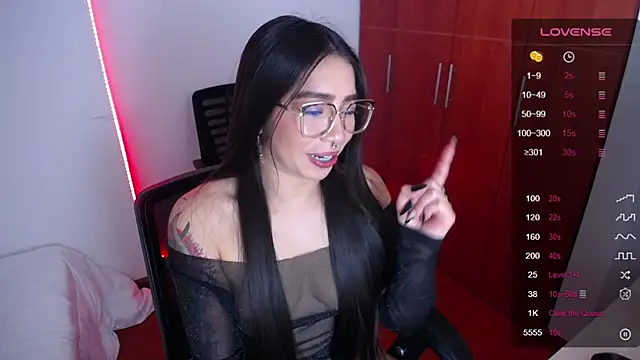 Snapshot of megan_bluee23 chatting on 03-18-25, 02:06 megan bluee23 online show from 03-18-25, 02:06