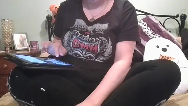 Snapshot of MissKisu chatting on 11-25-25, 04:18 MissKisu online show from 11-25-25, 04:18