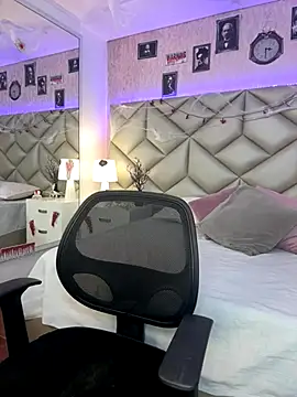 Brenda Garcia online show from 10-23-25, 08:18