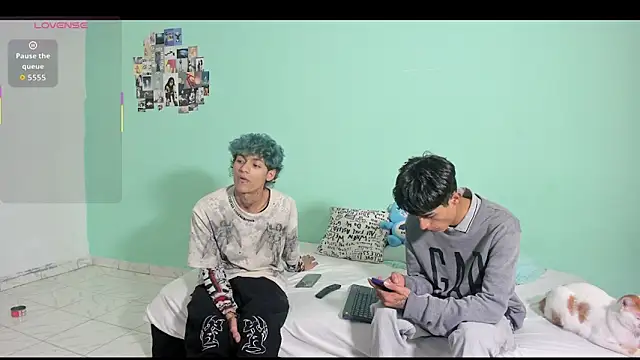 oliverhot2005 online show from 10-28-25, 07:02