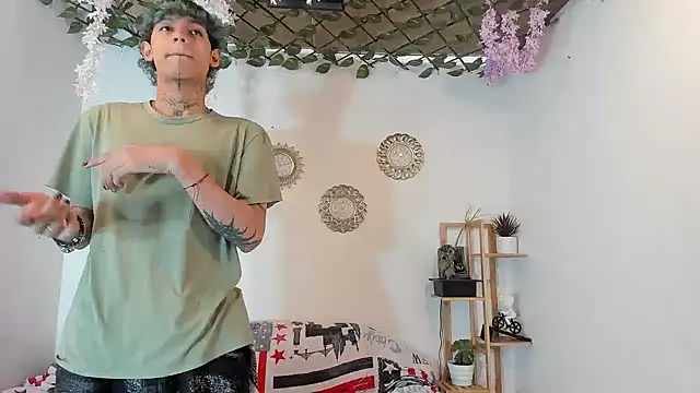 oliverhot2005 online show from 11-03-25, 02:42