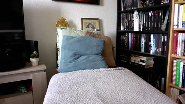 Snapshot of Luccreccia_ chatting on 10-23-25, 08:46 Luccreccia online show from 10-23-25, 08:46