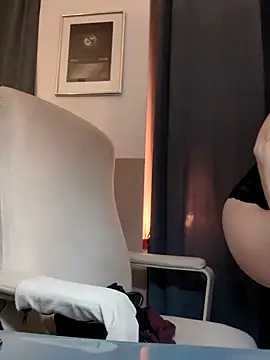 Snapshot of Loona-Lexxington chatting on 10-27-25, 05:03 Loona-Lexxington online show from 10-27-25, 05:03