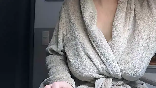 Snapshot of Loona-Lexxington chatting on 10-22-25, 04:06 Loona-Lexxington online show from 10-22-25, 04:06