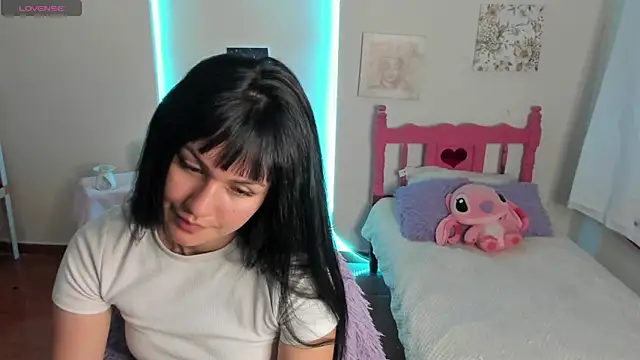 Snapshot of cute_roxy chatting on 02-21-25, 01:33 cute roxy online show from 02-21-25, 01:33